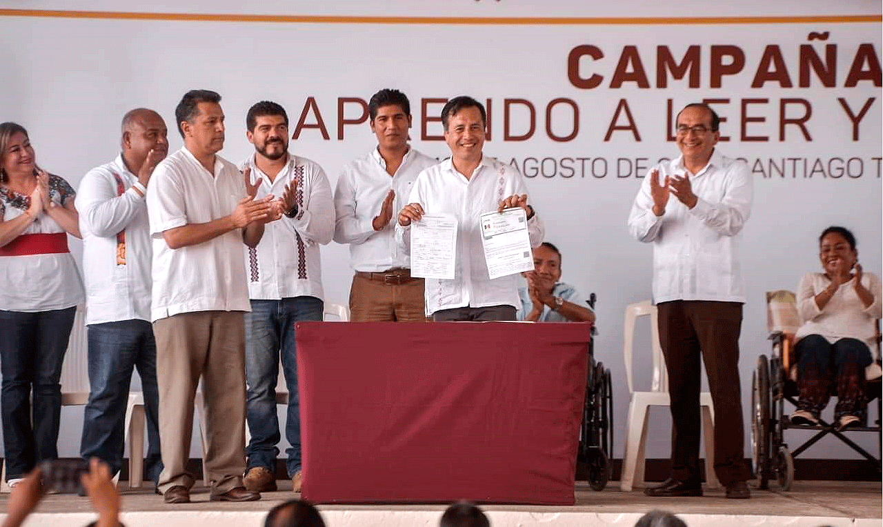 El gobernador Cuitláhuac García Jímenez   Primer alfabetizador de la Campaña Aprendo a Leer y Escribir. 